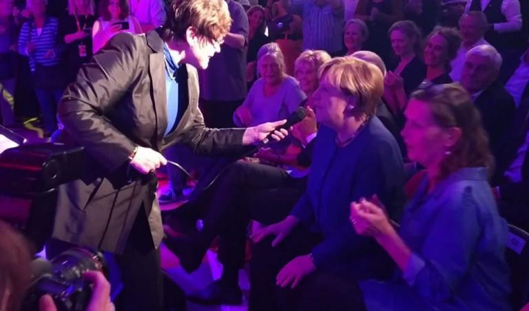 Η Μέρκελ το έριξε στο…τραγούδι (βίντεο)